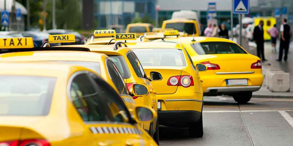 фото такси на дорозі