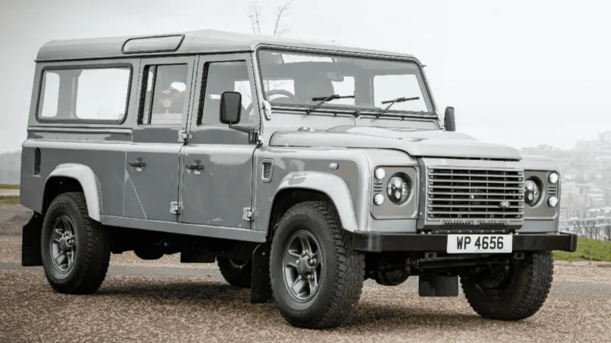 Універсал Defender 110 перетворили на сучасний катафалк