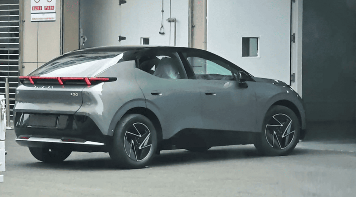 Новий Lynk&Co Z20 EV проходить випробування в Китаї