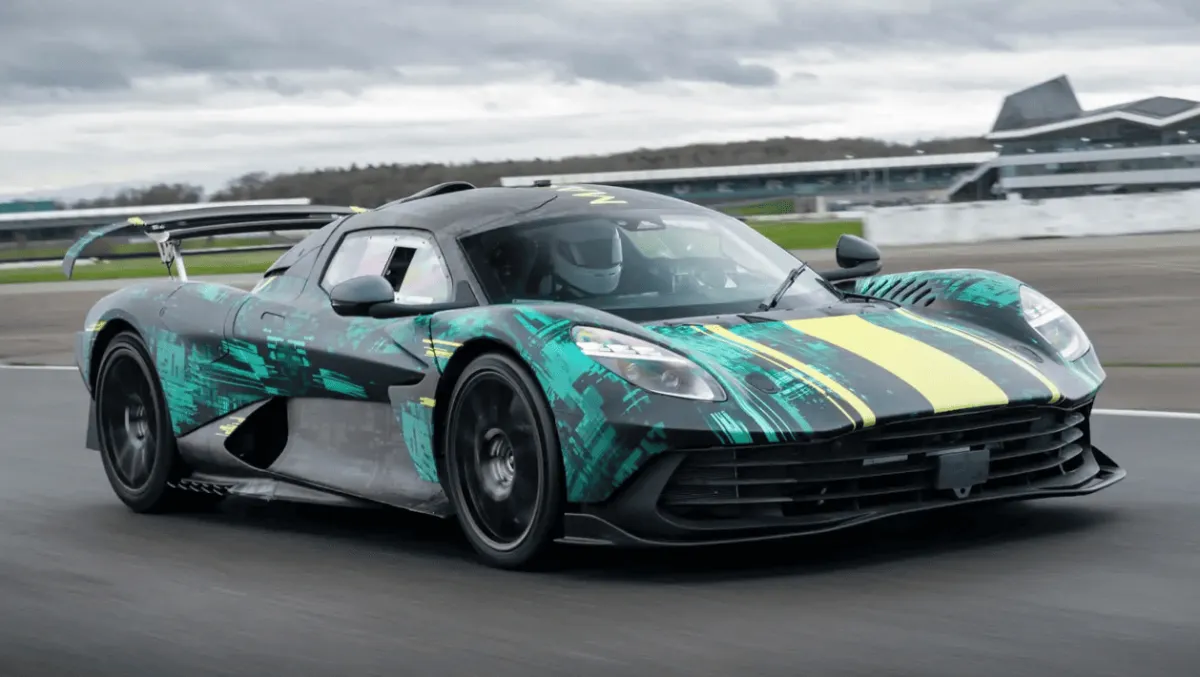 Aston Martin готує новий суперкар Valhalla до дебюту (ВІДЕО)