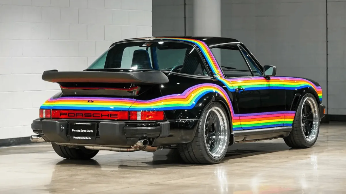 Найяскравіша зірка Монтерея: Гібридний Porsche Targa з райдужним забарвленням