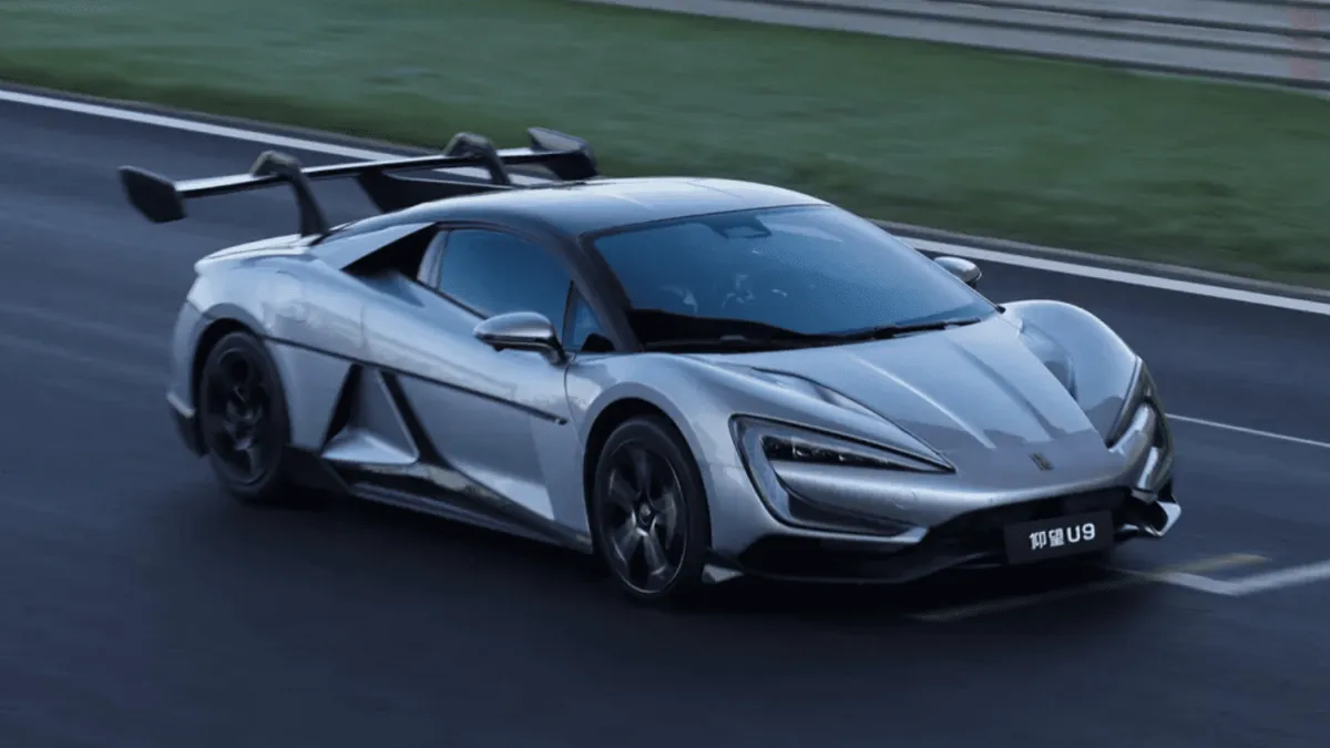 Yangwang U9 кидає виклик лідерам гіперкарів