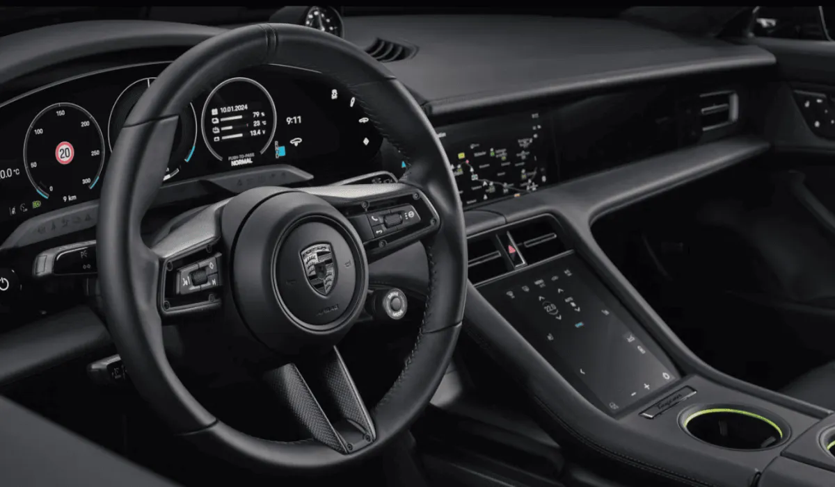 Porsche обирає традиційність замість трендів на великі екрани