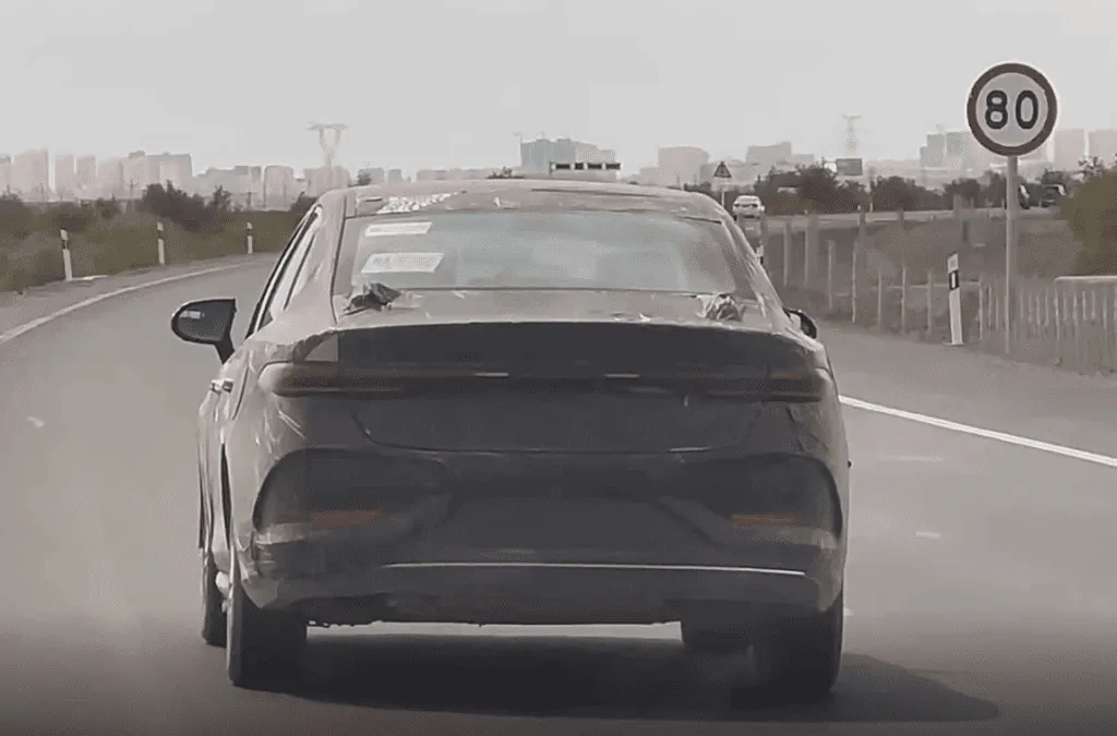 BYD Qin Plus DM-i помічений на тестуванні, цього разу на фото інтер’єр