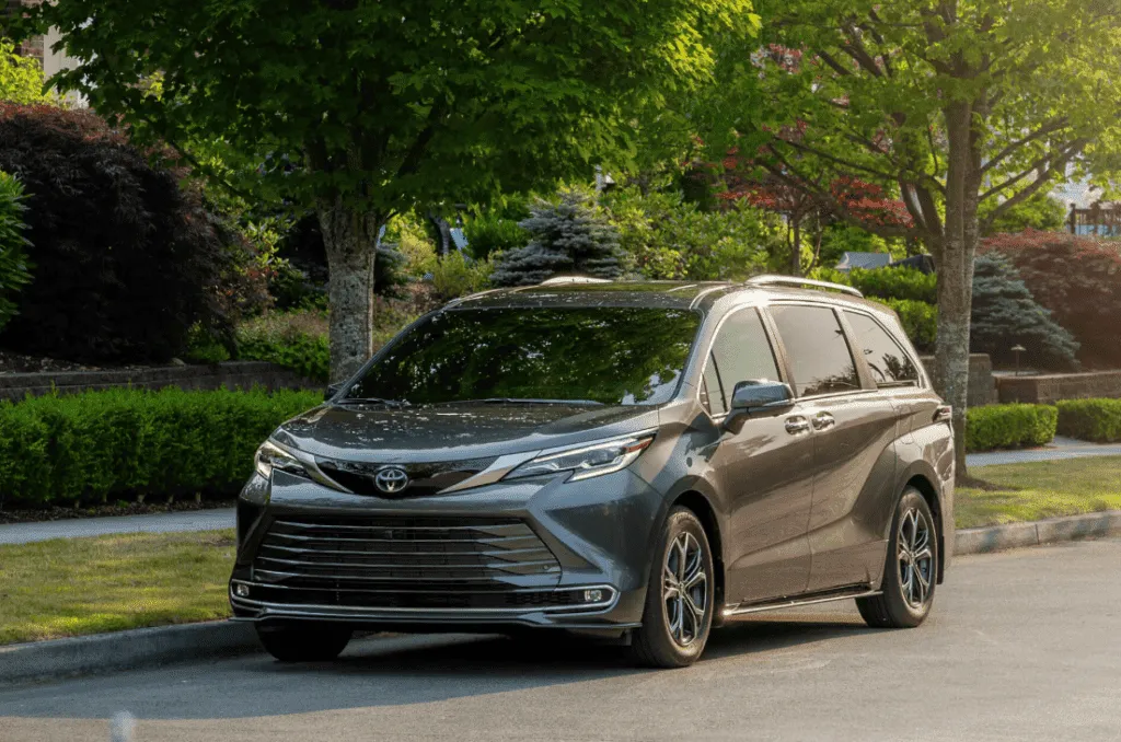 Toyota Sienna 2025 року подзвонить на ваш телефон, якщо ви залишите своїх дітей в машині