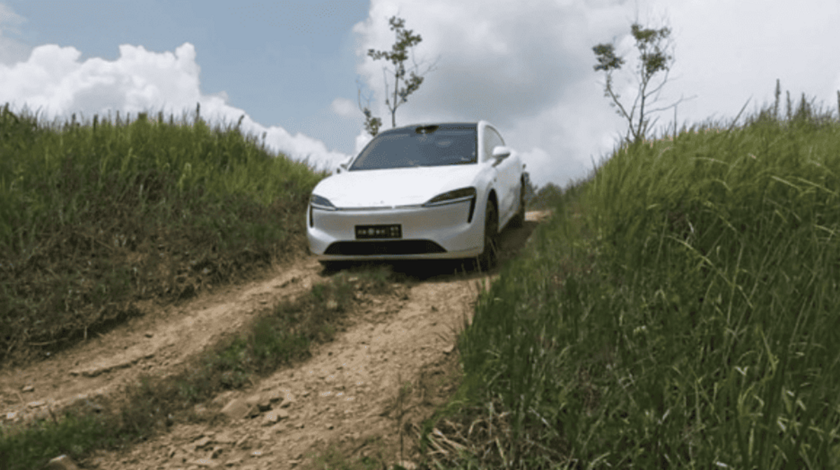 Електричний позашляховик Luxeed R7 від Chery і Huawei володіє бездоріжжям