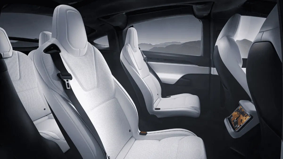 Tesla анонсує оновлену шестимісну Model Y