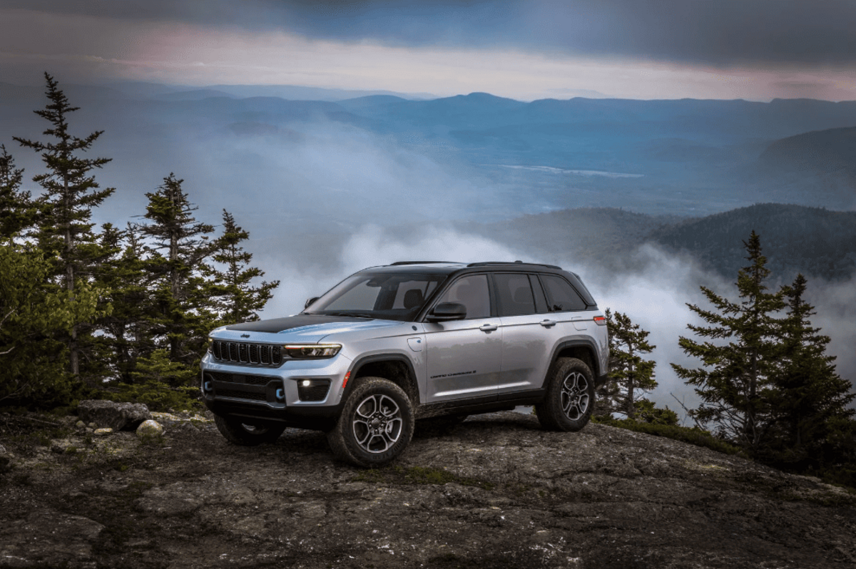 Jeep відкликає 154,032 гібридних автомобілів через ризик пожежі