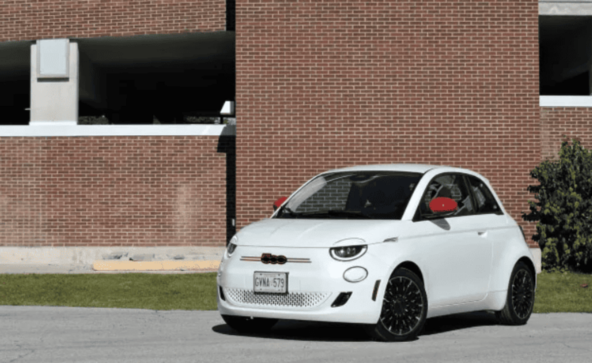 Плюси та мінуси: Що робить Fiat 500e 2024 року чудовим автомобілем для приміських поїздок