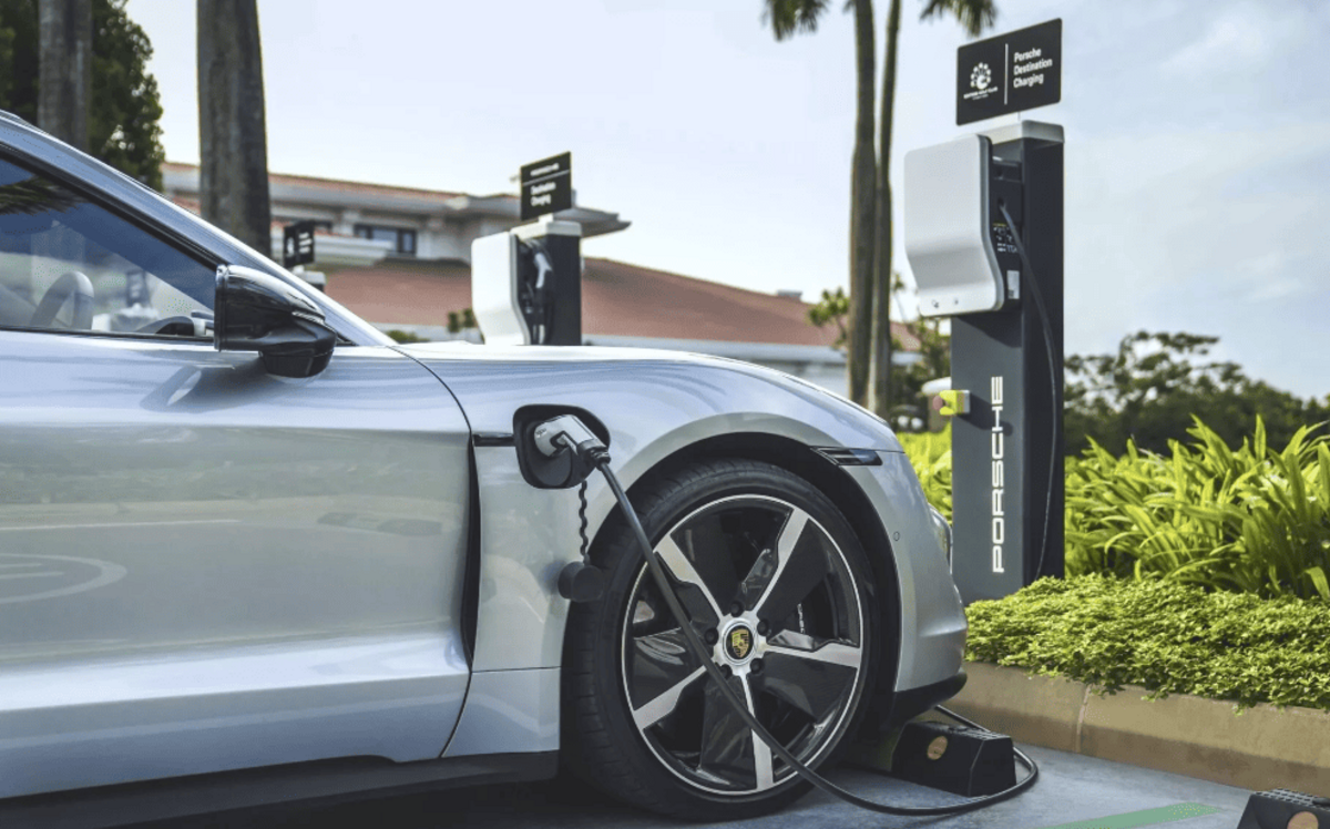 Porsche відкликає 27 720 електромобілів Taycan через проблеми з акумуляторами