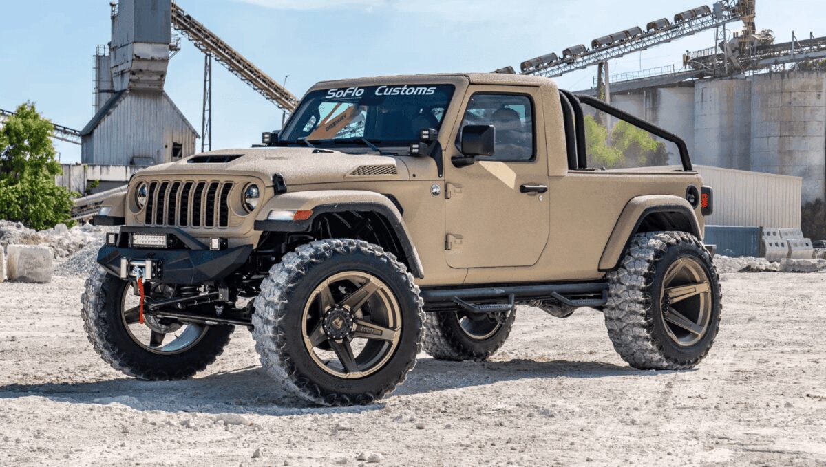 SoFlo Customs анонсує унікальні позашляховики: Дводверний Jeep і подовжений Ford Bronco