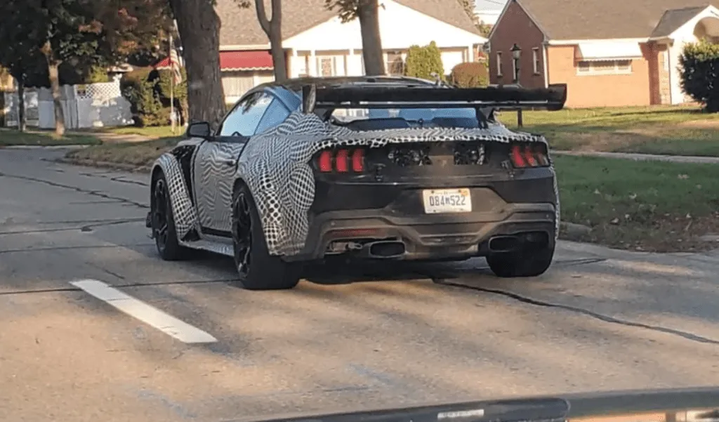 Найшвидший Mustang GTD продовжує тести без центрального двигуна