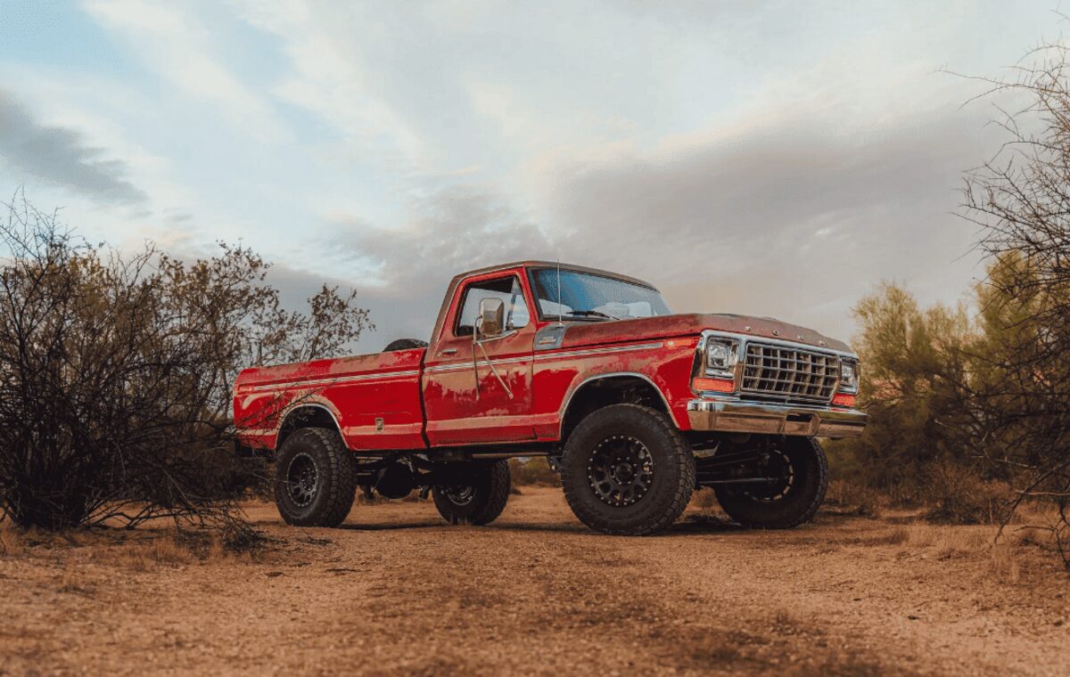Унікальний Ford F-250 1978 року повертається до життя з оновленим двигуном і інтер’єром