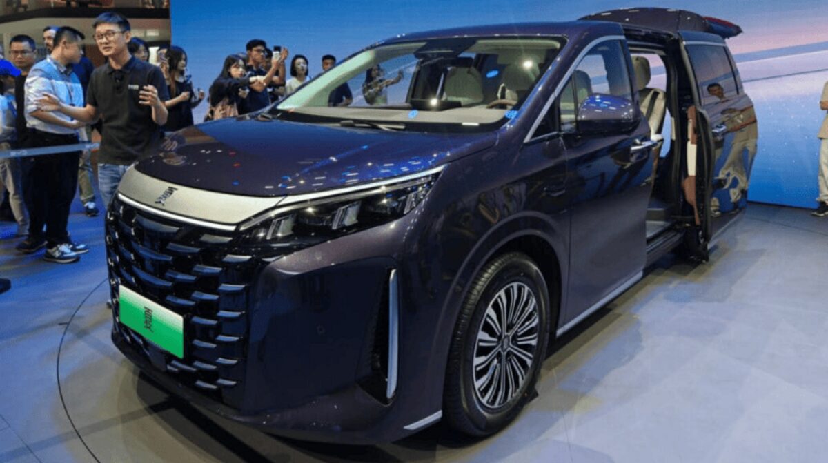 Мінівен BYD Xia презентує інноваційний інтер’єр з передовими функціями комфорту