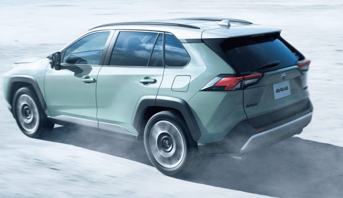 Toyota анонсувала оновлений RAV4 2025: Відмова від переднього приводу та нові функції