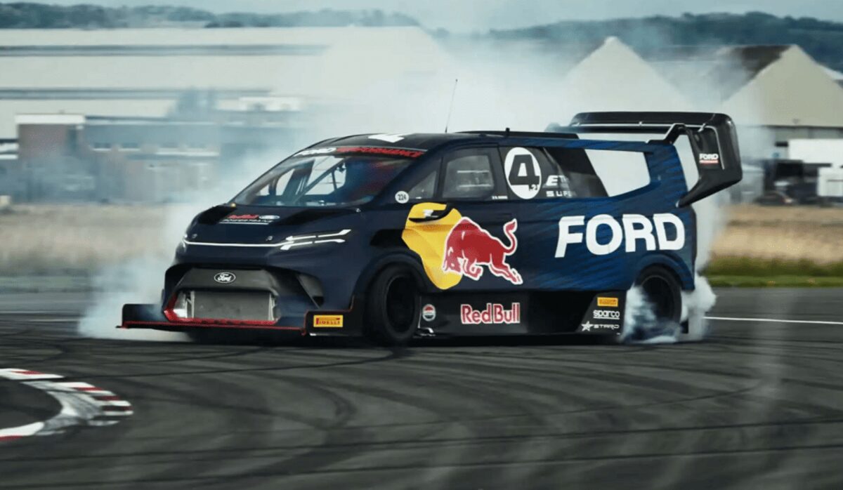 Ford SuperVan 4.2 вражає на трасі Top Gear