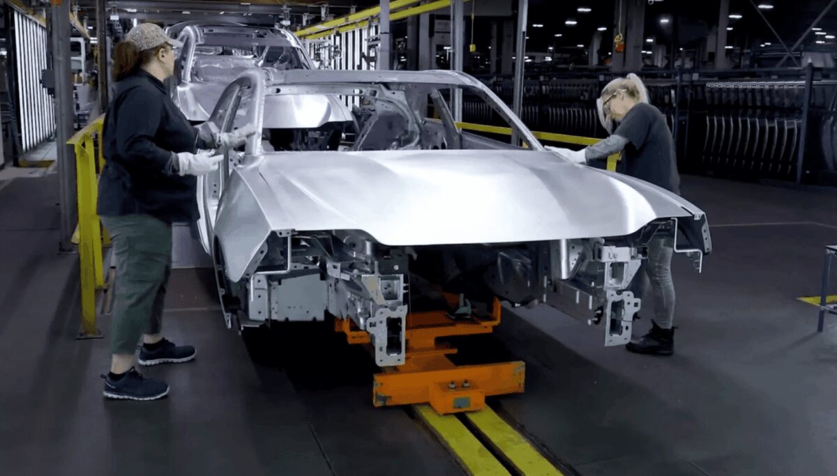Подивіться, як Stellantis будує Dodge Charger Daytona 2025 року