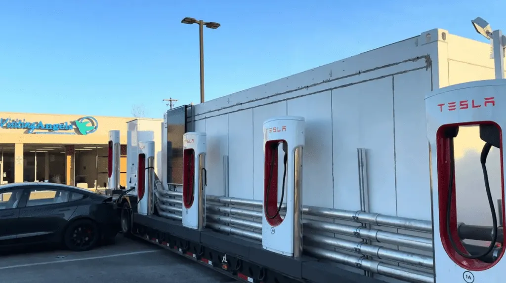 Tesla запроваджує портативні зарядні пристрої MegapackCharger для покращення інфраструктури під час святкових поїздок