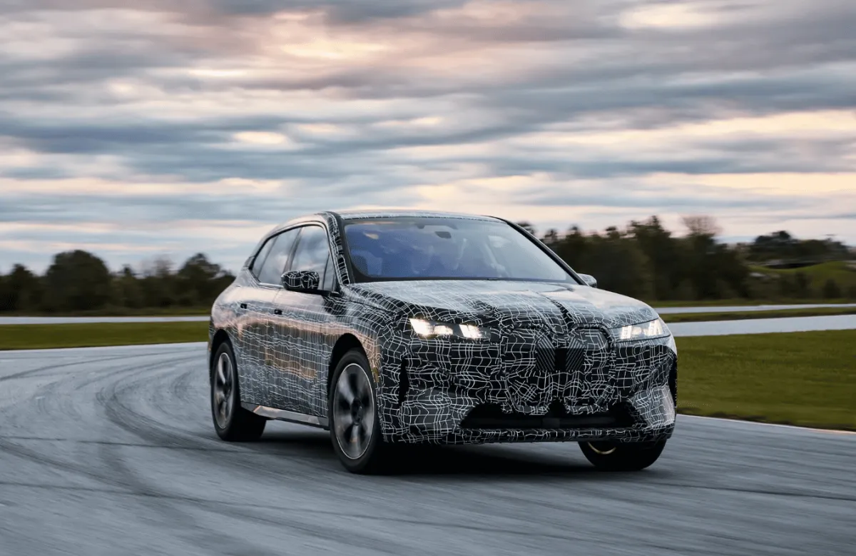 BMW презентує оновлений електричний кросовер iX: Незначні зміни з підвищеною ефективністю