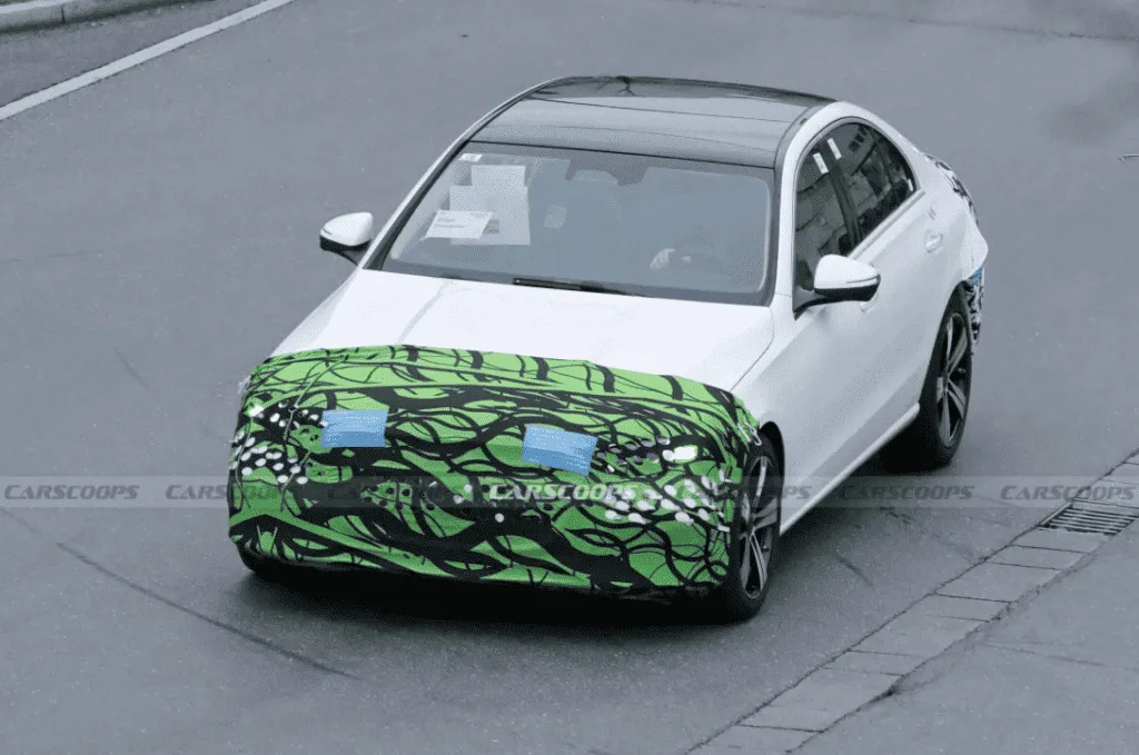 Mercedes планує оновити C-клас і GLC до 2026 року з паралельними електричними та ДВС версіями