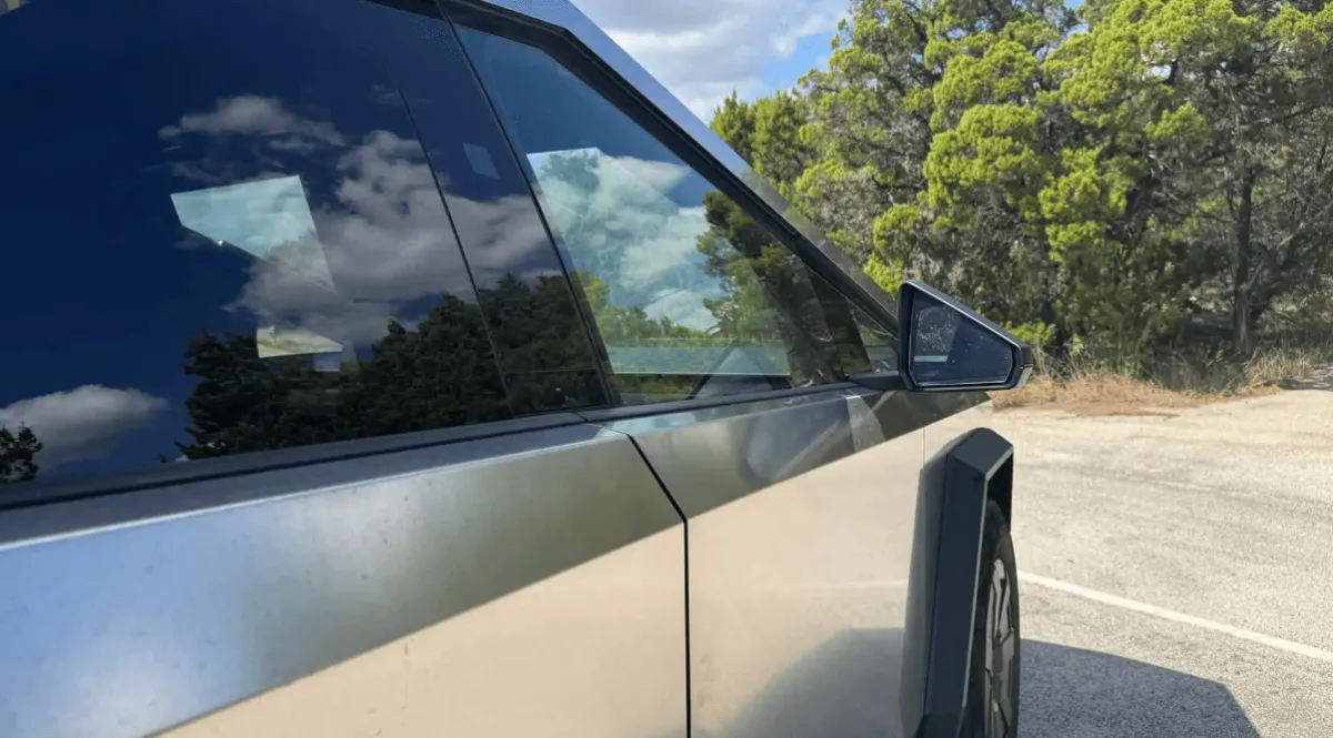 Чому огляди автомобілів Tesla такі складні