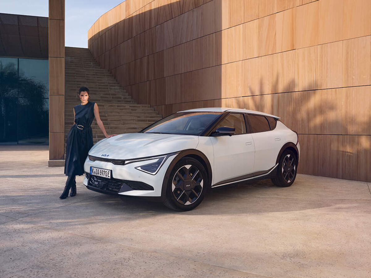 EV6_BL_MY25_LifstyleExterior_34Front_with_Talent_sRGB_964x723