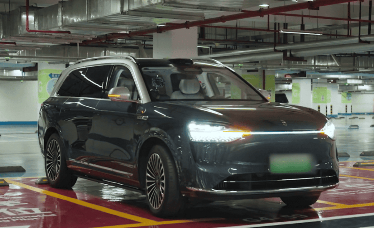 Huawei запускає першу у світі комерційну систему автономного паркування в аеропорту