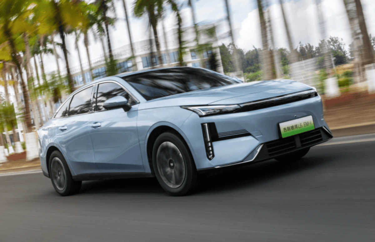 Geely Galaxy L6 EM-i стартує з попередніх продажів у Китаї за ціною від 12 650 доларів