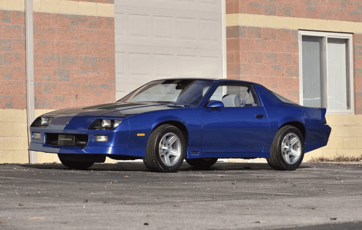1990 Chevrolet Camaro IROC-Z 1LE з мінімальним пробігом виставлено на аукціон