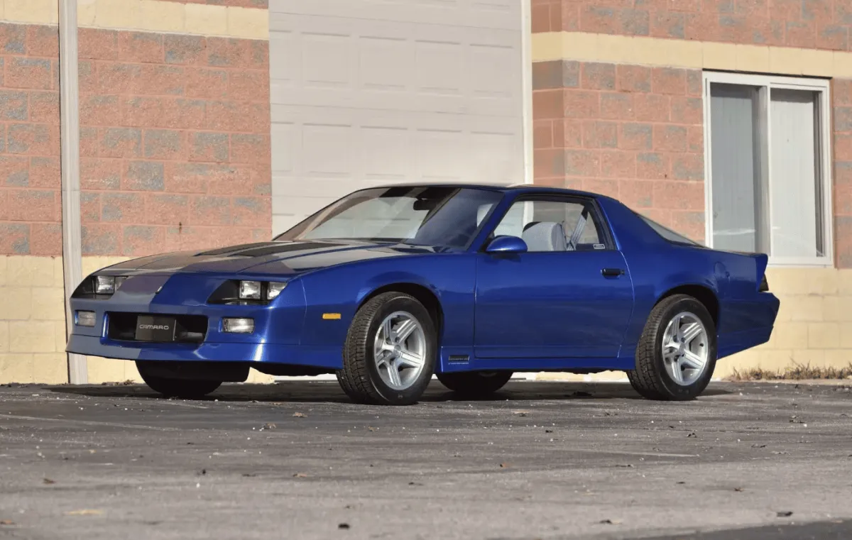 1990 Chevrolet Camaro IROC-Z 1LE з мінімальним пробігом виставлено на аукціон