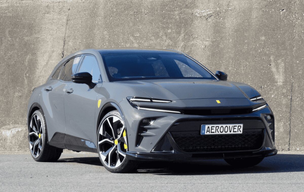Toyota Crown Sport отримав обвіс у стилі Ferrari