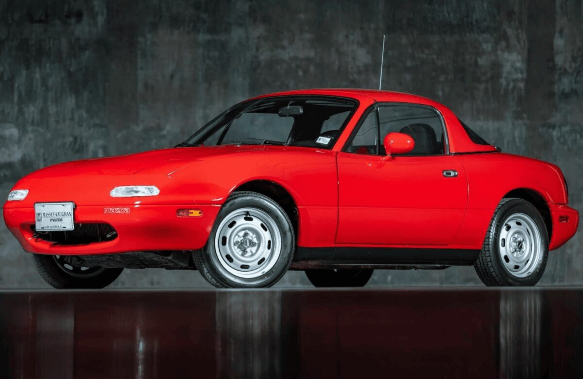 Рідкісна Mazda MX-5 Miata першого покоління з мінімальним пробігом виставлена на аукціон