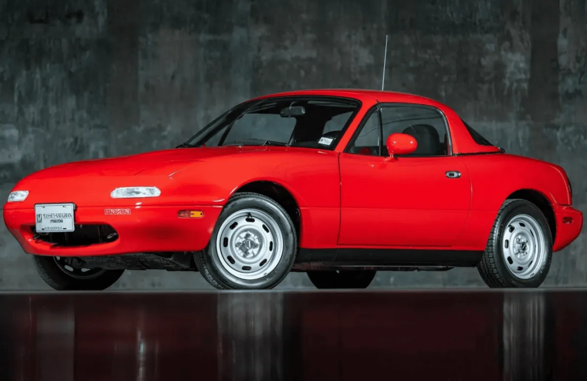 Рідкісна Mazda MX-5 Miata першого покоління з мінімальним пробігом виставлена на аукціон