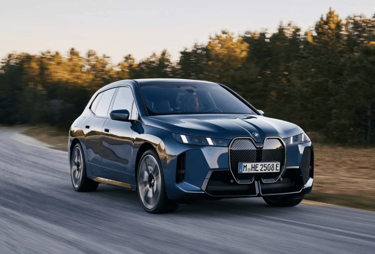 BMW оновлює свій електричний позашляховик iX