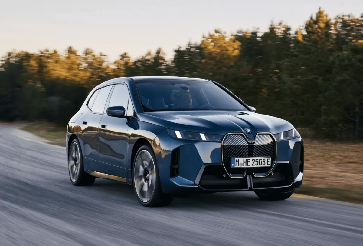 BMW оновлює свій електричний позашляховик iX