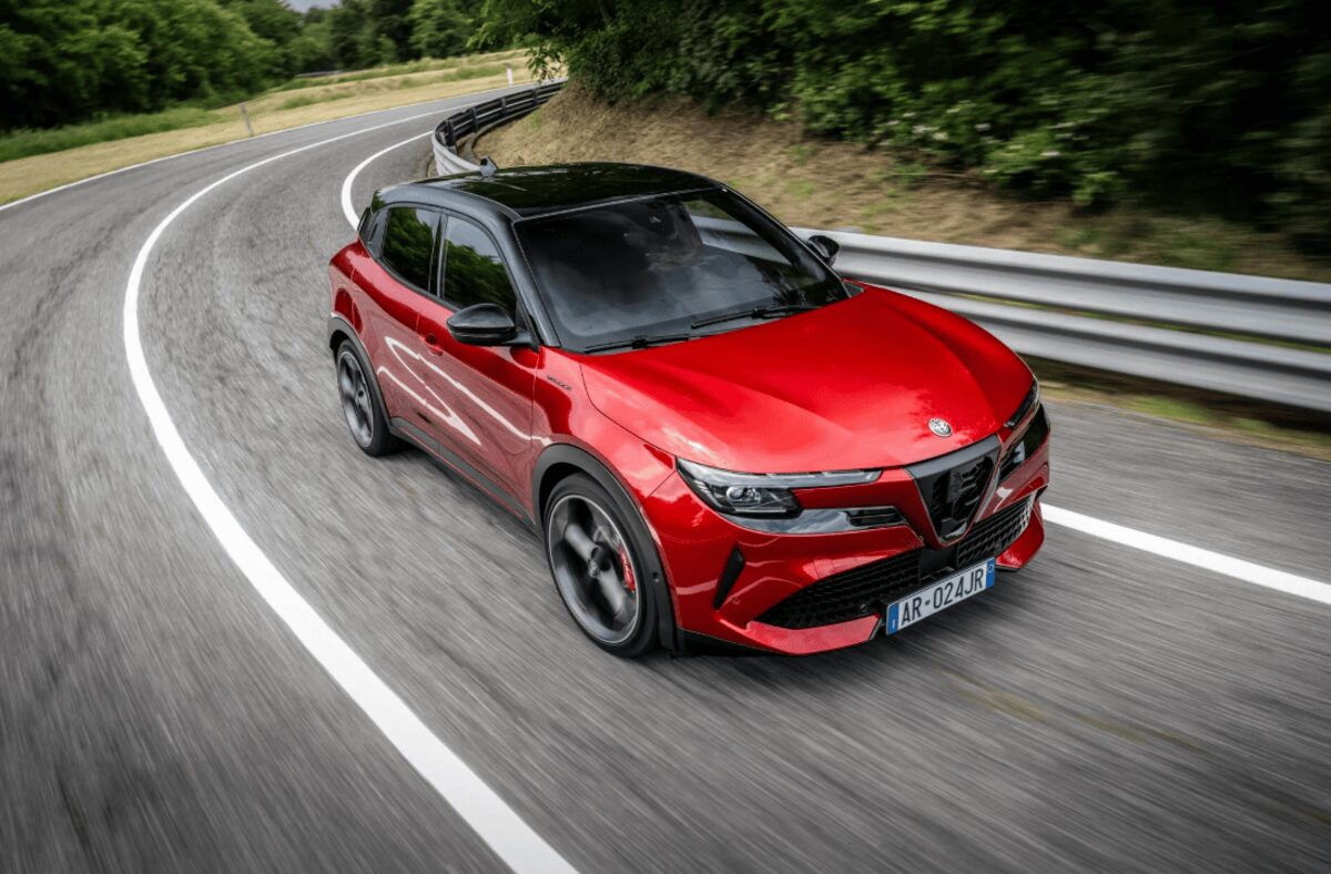 Alfa Romeo відмовляється від повного переходу на електричні моделі