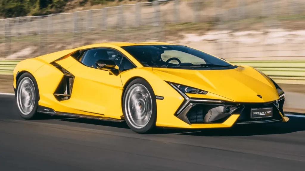 Lamborghini відкликає два суперкара Revuelto через можливий витік масла