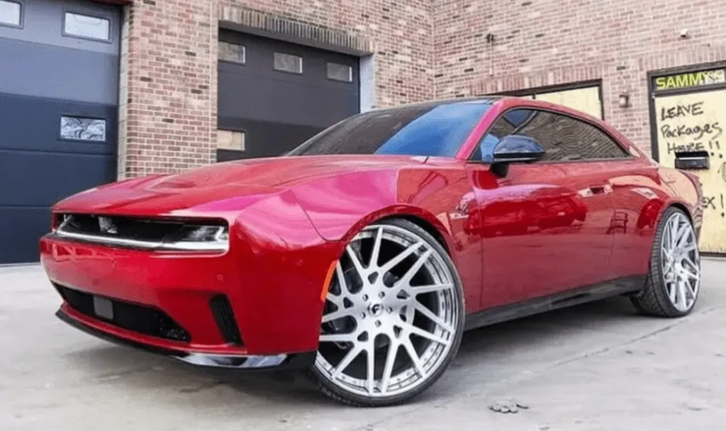 Dodge Charger Daytona починає потрапляти до клієнтів з модифікаціями