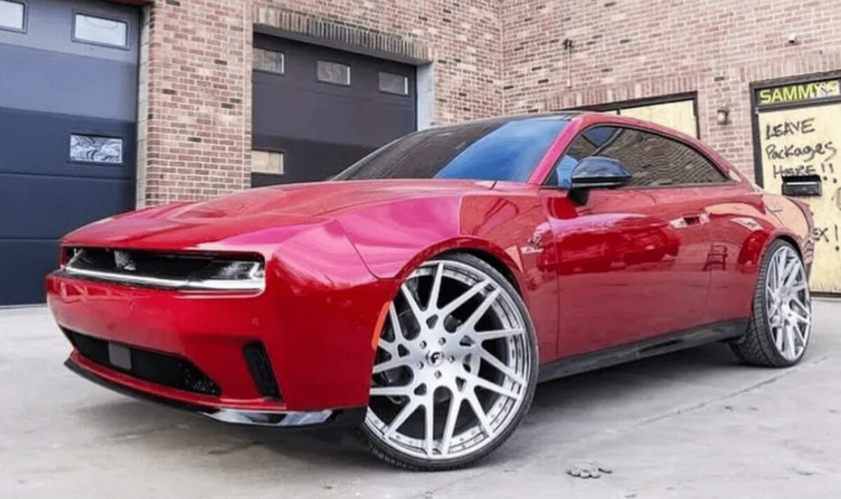 Dodge Charger Daytona починає потрапляти до клієнтів з модифікаціями