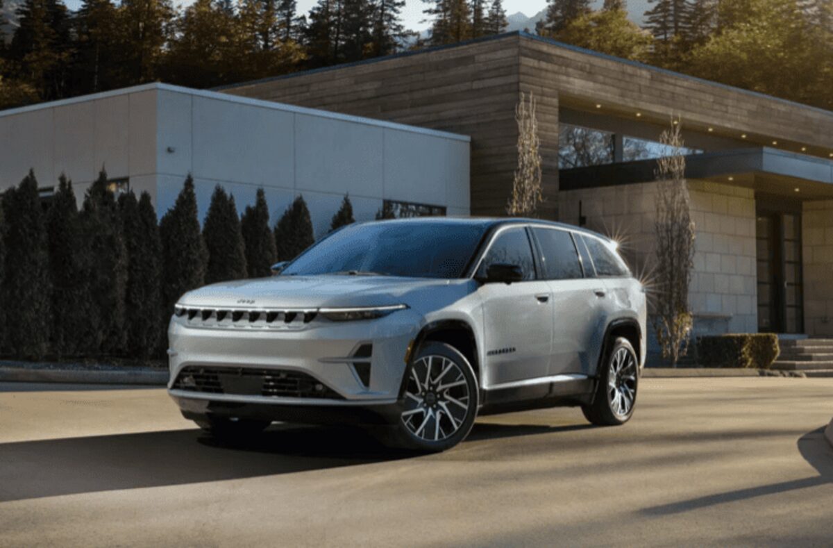 Jeep представляє доступнішу версію електричного Wagoneer S 2025 року