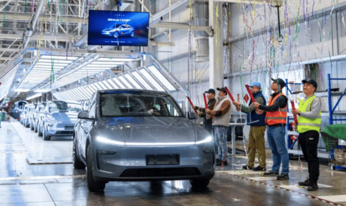 Tesla запускає масове виробництво оновленої моделі Y в Шанхаї