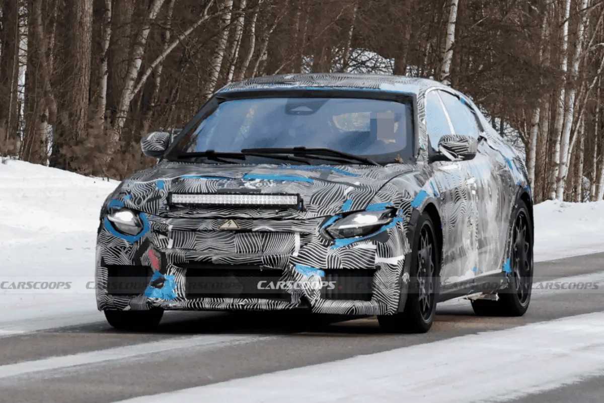 Ferrari готує перший електромобіль: тестовий прототип зафіксовано під час зимових випробувань