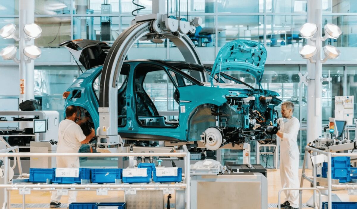 Volkswagen скорочує робочі місця та зарплати керівництва для зниження витрат