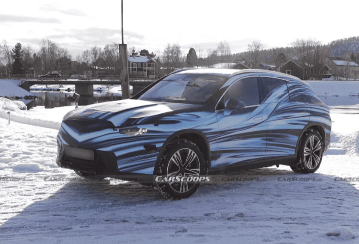 Новий Mercedes GLC EV майже без камуфляжу помічений на тестах