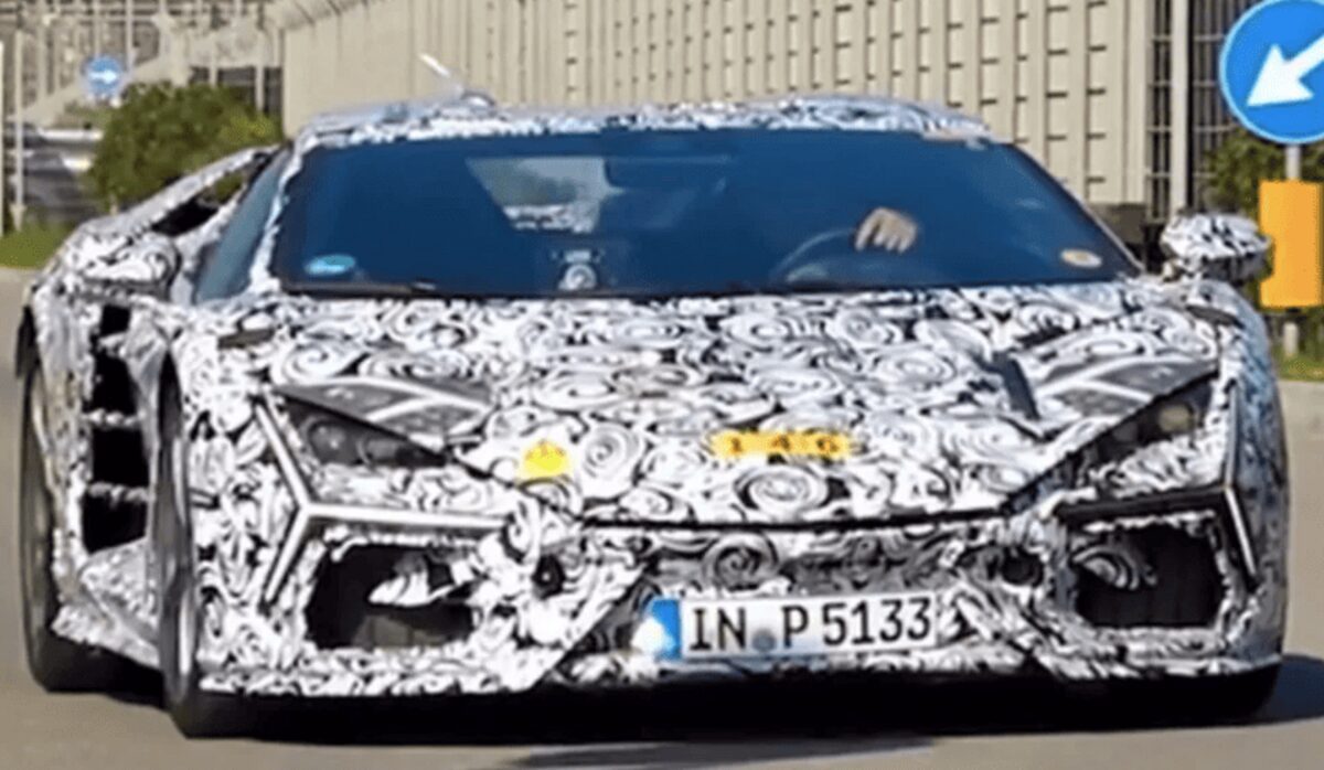 Lamborghini тестує нову версію Revuelto з оновленим дизайном