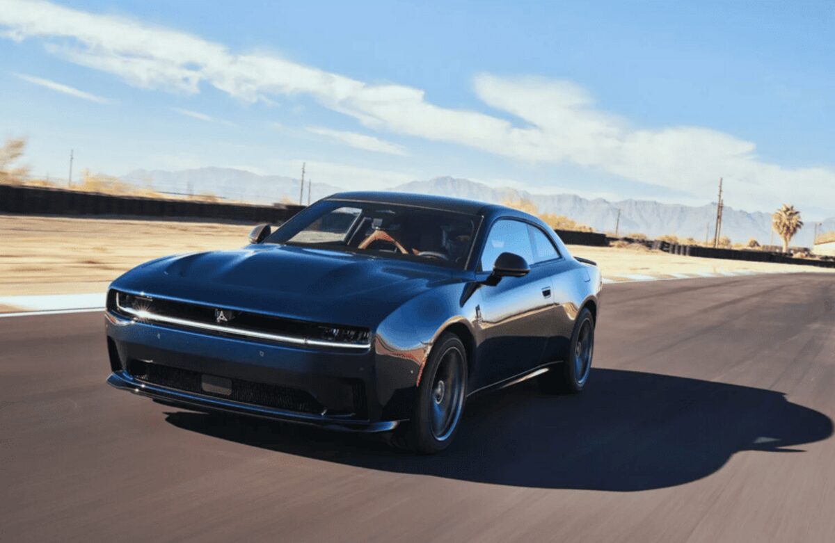 Dodge Charger Daytona виявився швидшим за Challenger Hellcat Redeye