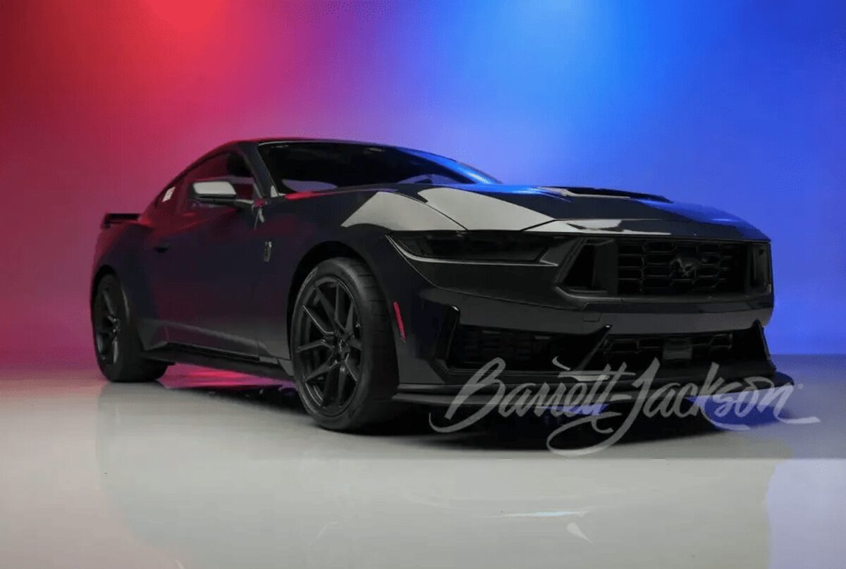 Ford Mustang Dark Horse знову виставлено на благодійний аукціон