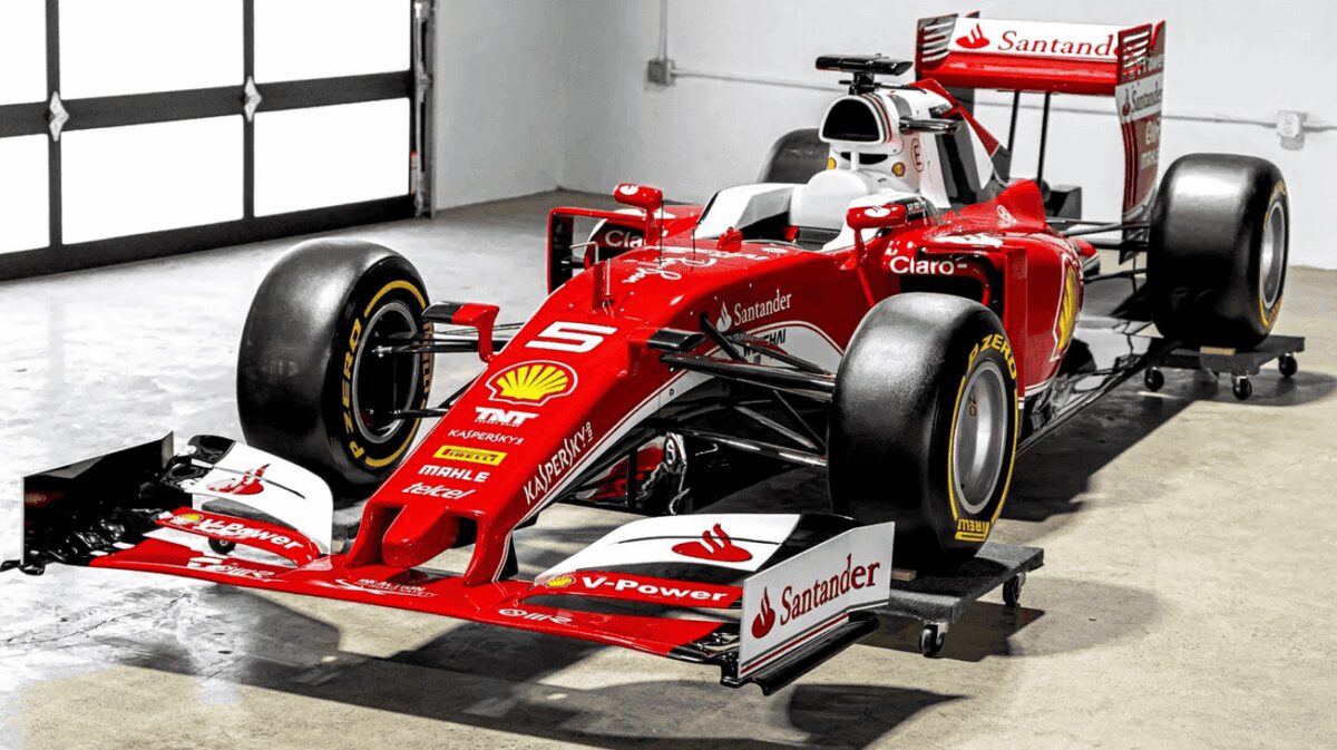 Фейковий болід F1 коштує дорожче за більшість справжніх авто (Фото)