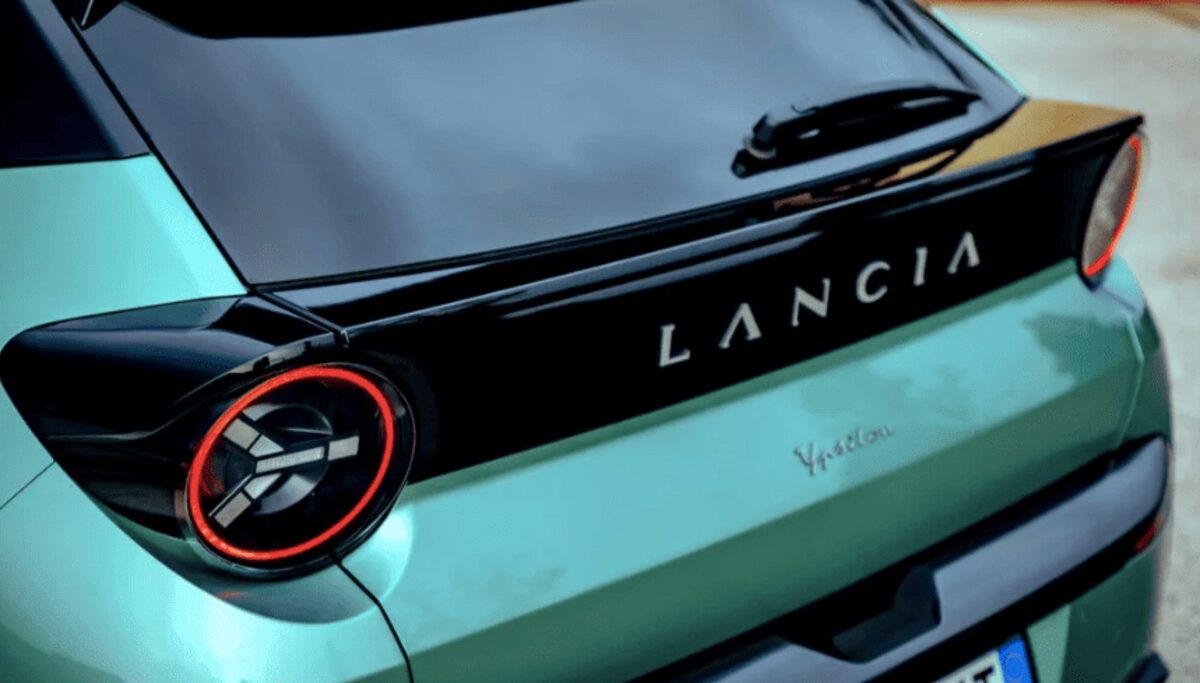 Lancia оновлює Ypsilon, збільшуючи запас ходу електроверсії та уточнюючи характеристики гібриду