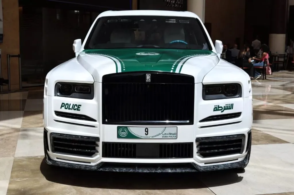 Велич на колесах: Дубай озброїв поліцію тюнінгованим Rolls-Royce Cullinan
